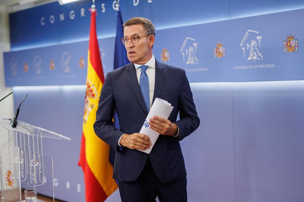 El presidente del PP y candidato a la Presidencia de España, Alberto Núñez Feijóo, ofrece una rueda de prensa, en el Congreso de los Diputados.