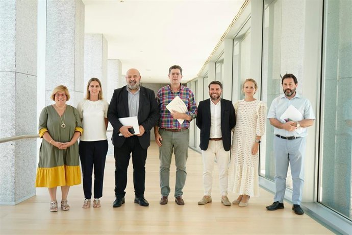 El alcalde de Palma, Jaime Martínez, y el conseller de Turismo del Govern, Jaume Bauzá, presiden la junta general de accionistas del Palau de Congressos y el posterior consejo de administración