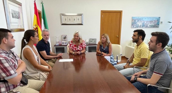 La delegada del Gobierno andaluz y la delegada de Economía, Inmaculada Olivero, reciben a cuatro personas contratadas en la Delegación del Gobierno de la Junta, que viven su primera experiencia profesional en administraciones públicas