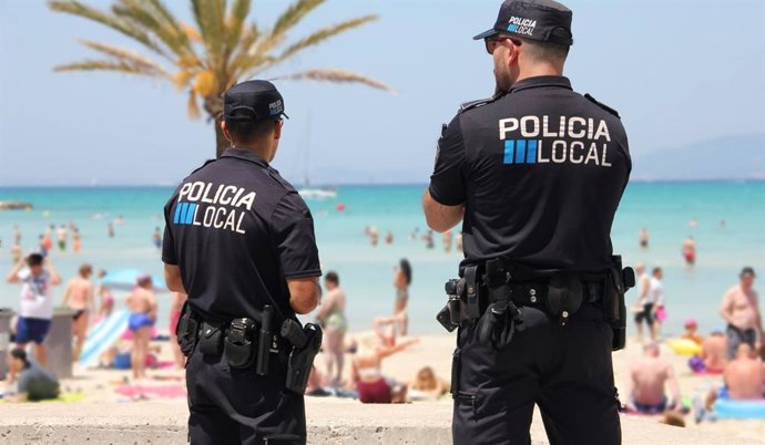 Dos policías locales patrullando la vía pública.