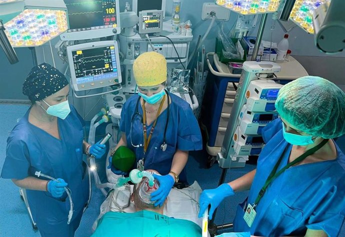 Archivo - Anestesistas trabajando.