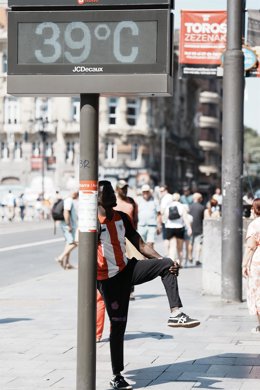 Un termómetro indica una temperatura de 39C durante la cuarta ola de calor del verano.