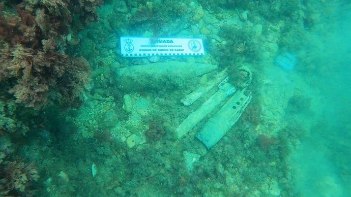 Buzos de la Armada en Cádiz neutralizan un proyectil de 105 milímetros hallado en aguas de Melilla