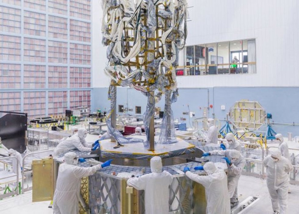 El arnés de vuelo del Telescopio Espacial Romano Nancy Grace se transfiere de la estructura de la maqueta a la estructura de vuelo de la nave espacial.