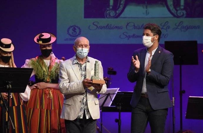 El diseñador Luis Dávila (en el centro), Hijo Predilecto de La Laguna