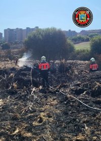 Los bomberos regresan a Las Llamas para refrescar puntos calientes y pequeñas fumarolas