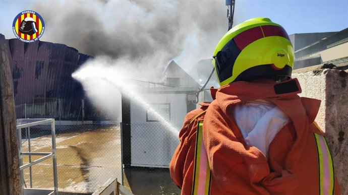 Incendio de una nave de productos químicos de Guadasequies (Valencia)