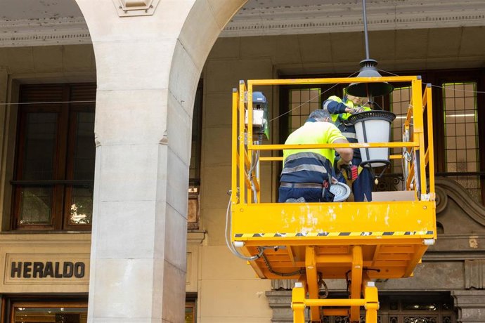 Archivo - El consistorio de Zaragoza finaliza la I fase de modernización de alumbrado público e inicia el cambio a led en El Gancho