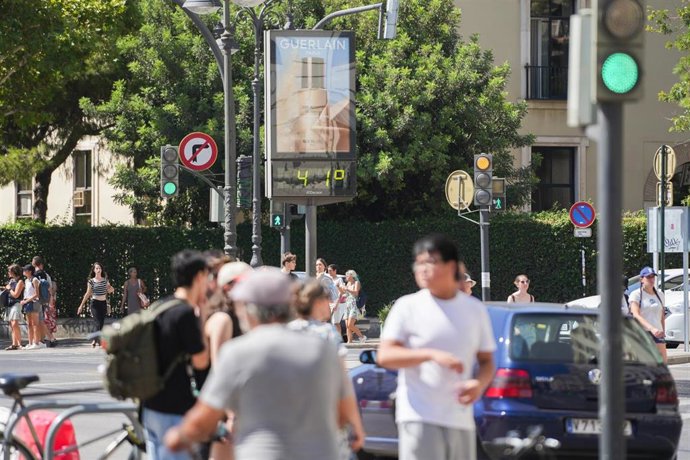 Un termómetro indica una temperatura de 41C durante la cuarta ola de calor del verano, a 22 de agosto de 2023, en Valencia, Comunidad Valenciana (España)