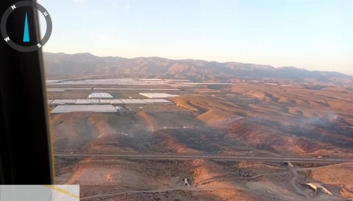 Circulación normalizada en la A-7 tras haber quedado cortada por el incendio en Almería