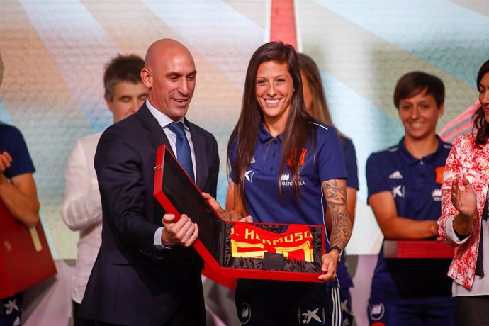 Archivo - Luis Rubiales, President of the Spanish Federation of Football RFEF, give an Official T-Shirt of Spain Team and a Gold Medal to Jenni Hermoso during an act of Tribute to Women who made History in the women's football of the Spanish National Te