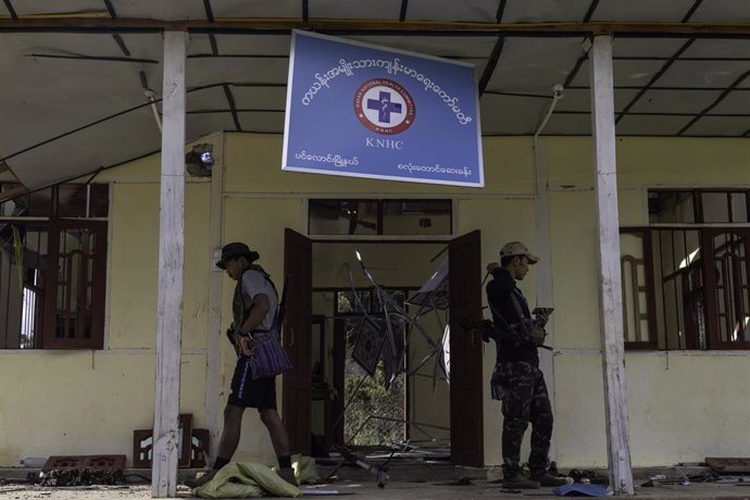 Archivo - Fuerzas de resistencia despejan la zona cercana a la clínica de la aldea de Sa Lone Taung en el municipio de Pin Laung, donde la junta militar de Birmania llevó a cabo ataques aéreos