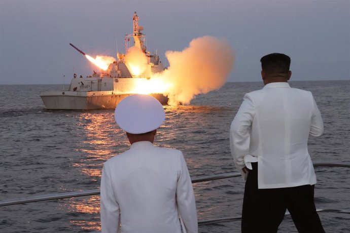 El líder norcoreano Kim Jong Un observa desde una patrullera un lanzamiento de prueba de misiles de crucero estratégicos