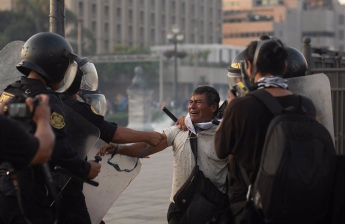 Archivo - Agentes de la Policía y un manifestante en una protesta antigubernamental en Perú