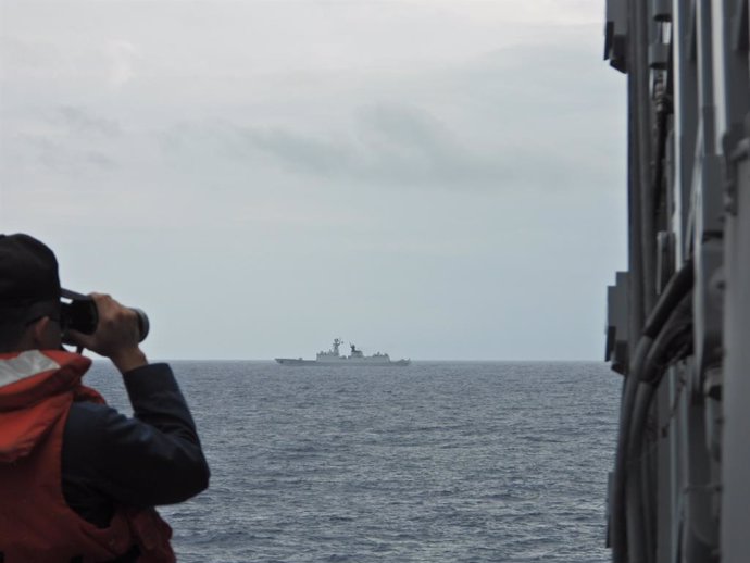 Un soldado naval taiwanés a bordo de la fragata Tian Dan monitoreando la fragata china Xuzhou