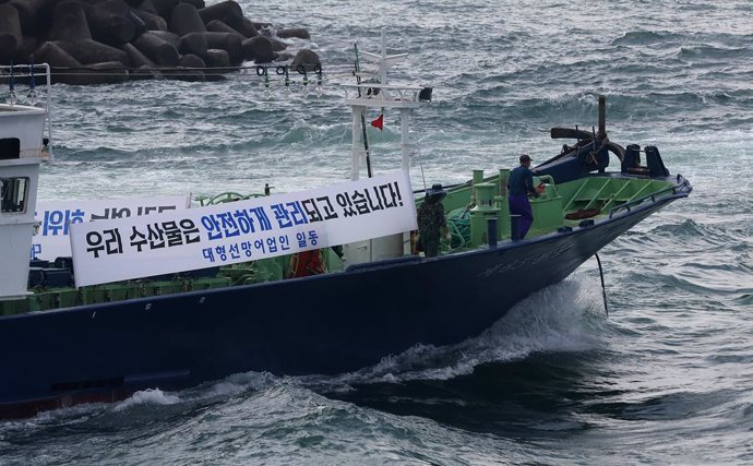 Archivo - Vaixells pesquers sud-coreans mostren la seva preocupació per la descrrega d'aigua tractada de Fukushima amb una pancarta que diu "els nostres productes pesquers es gestionen de forma segura"