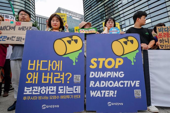 Protesta cerca de la Embajada japonesa en Corea del Sur contra la decisión de Japón de liberar aguas tratadas de la central nuclear de Fukushima