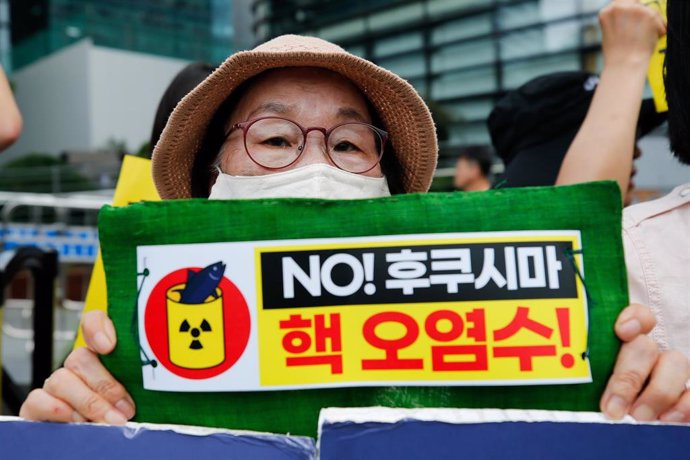 Protesta en Seúl, la capital de Corea del Sur, por la decisión de Japón de verter agua tratada de la central nuclear de Fukushima al mar.