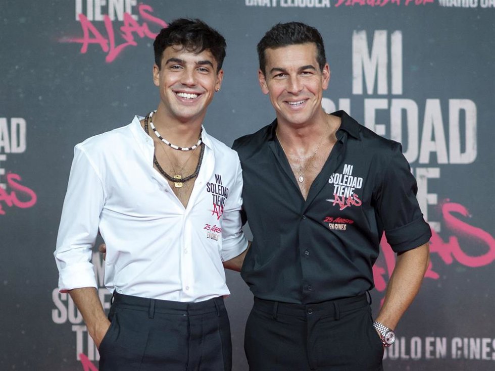 El actor Óscar Casas  y el director de la película Mario Casas posan durante el photocall de la película Mi soledad tiene alas, el debut del mayor de los hermanos en la dirección