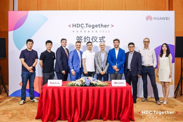Representatives of Huawei, Poly-Gamma, and Turismo de Andalucía at HDC's signing ceremony.