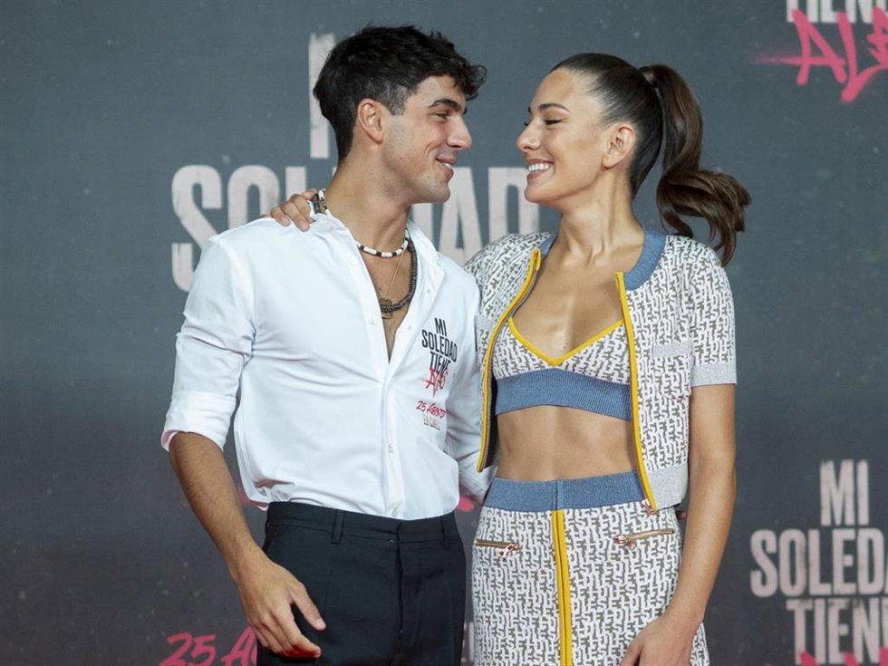 El actor Óscar Casas y la actriz Candela González posan durante el photocall de la película Mi soledad tiene alas