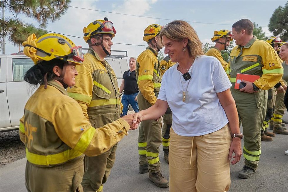 La vicepresidenta tercera y ministra para la Transición Ecológica y el Reto Demográfico, Teresa Ribera, saluda a los trabajadores de emergencias durante su visita al Puesto de Mando Avanzado (PAM), a 23 de agosto de 2023, en Arafo, Tenerife.
