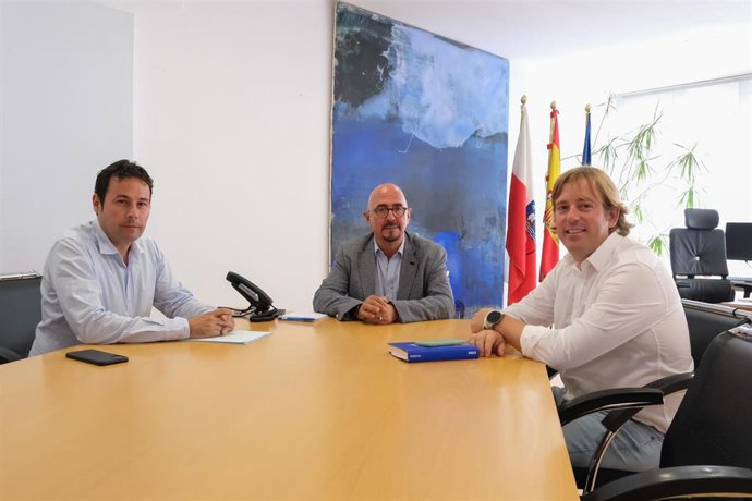 El Consejero De Salud, César Pascual, Recibe A La Junta Directiva De La Federación De Municipios De Cantabria.