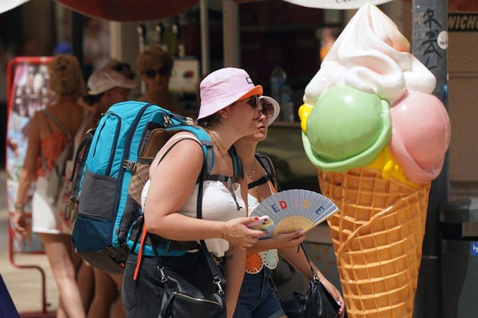 Archivo - Turistas por las calles de Málga con altas temperaturas, a 11 de julio de 2023, en Málaga, (Andalucía, España).  