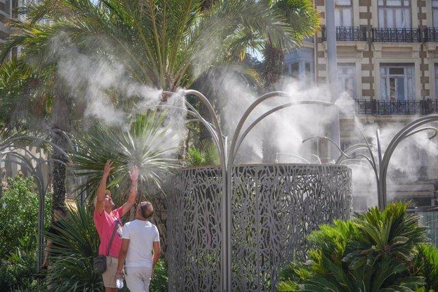 Una fuente expulsa chorros de agua en València durante la cuarta ola de calor del verano