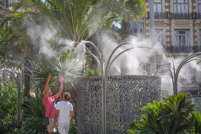Una fuente expulsa chorros de agua en Valncia durante la cuarta ola de calor del verano