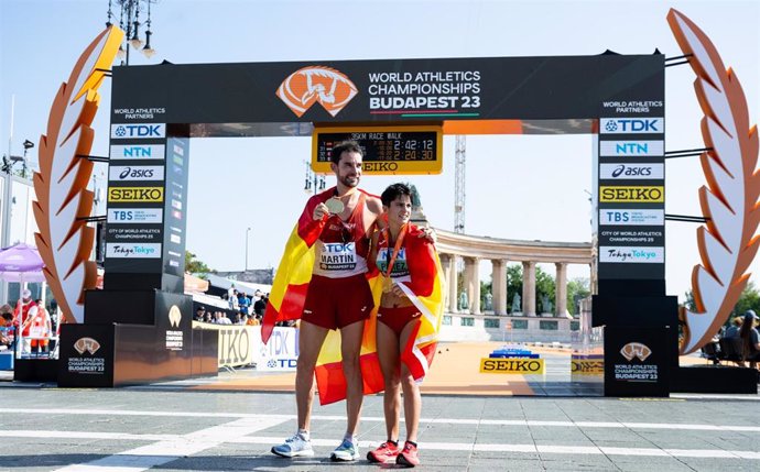 Los marchadores españoles Álvaro Martín y María Pérez tras ganar las medallas de oro en 35 kilómetros marcha.