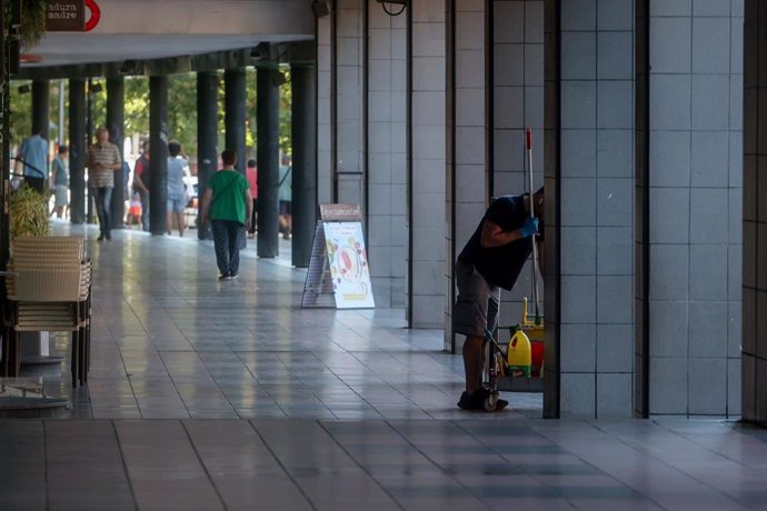 Un trabajador de la limpieza