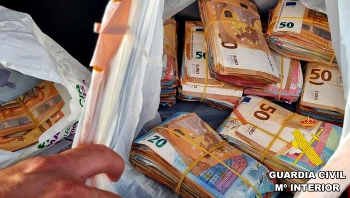 La Guardia Civil intercepta 107.785 euros que se ocultaban en el interior de un vehículo tras cometer una infracción en Almería.