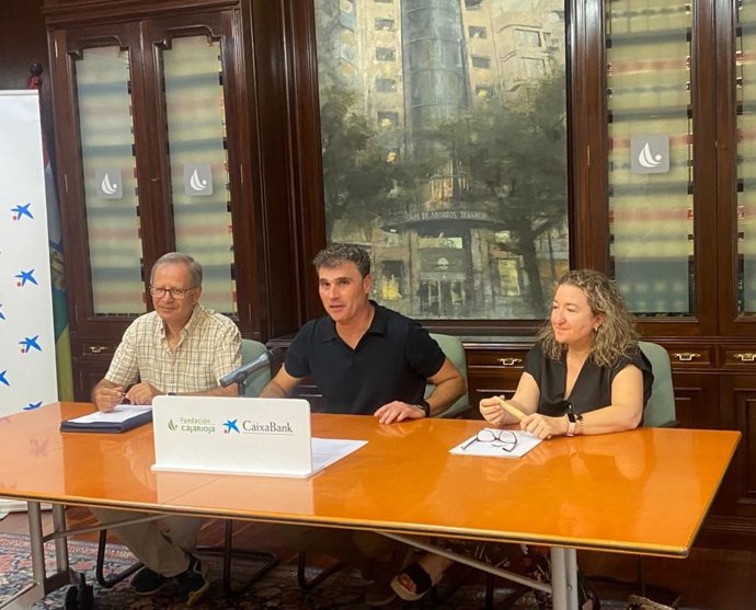 El gerente de Fundación Caja Rioja, Carlos Fuentes; la referente de AgroBank en La Rioja, Maite de Pablo; y el presidente de la Cofradía del Vino, Pedro Crespo.