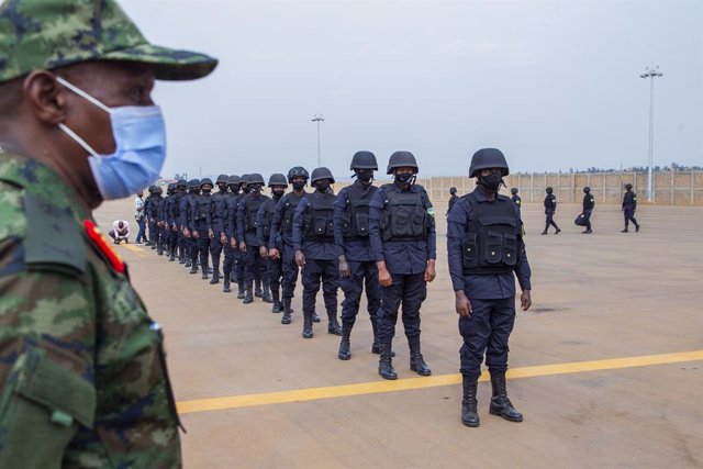 Archivo - (210711) -- KIGALI, July 11, 2021 (Xinhua) -- Rwandan army and police personnel wait to board a plane for Mozambique in Kigali, capital city of Rwanda, July 10, 2021.   The Rwandan government on Friday started deploying a 1000-member joint force