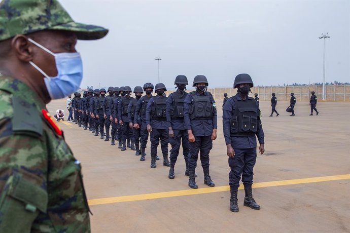 Archivo - (210711) -- KIGALI, July 11, 2021 (Xinhua) -- Rwandan army and police personnel wait to board a plane for Mozambique in Kigali, capital city of Rwanda, July 10, 2021.   The Rwandan government on Friday started deploying a 1000-member joint for