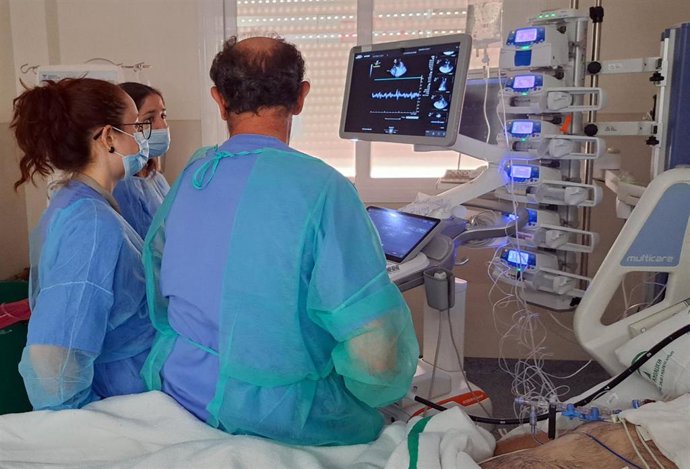 Profesionales del área de Medicina Intensiva del Valme atienden a un paciente.