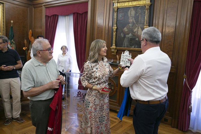 La alcaldesa en la recepción a las directivas del C.A. Osasuna y del Club Brujas.