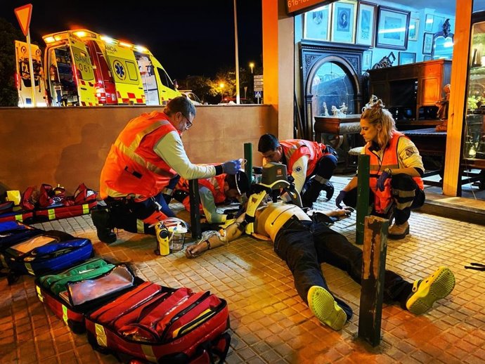 Efectivos del SAMU 061 de Baleares atendiendo a un paciente