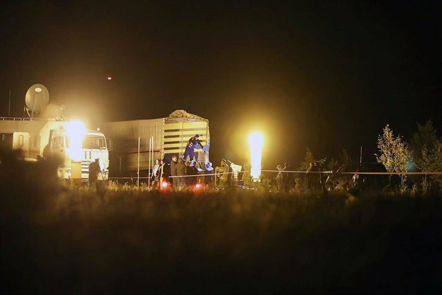 Efectivos de emergencia trabajan en el lugar donde se ha estrellado el avión de Yevgeni Prigozhin