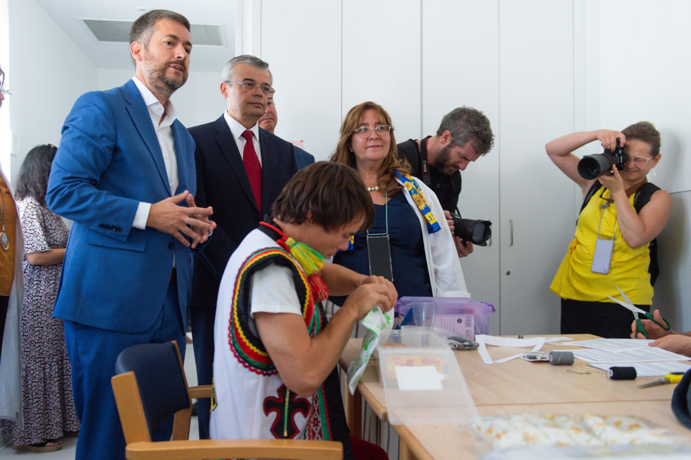 El embajador de Ucrania en España, Serhii Pohoreltsev, y el consejero de Presidencia, Justicia y Administración Local de la Comunidad de Madrid, Miguel Ángel García Martín, durante su visita a la Gran Residencia en el Día de la Independencia de Ucrania