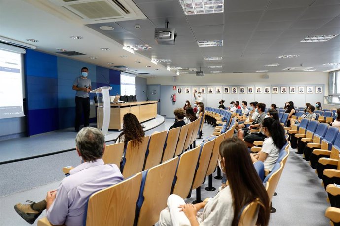 Archivo - Un profesor da clase en una de las aulas de la Facultad de Ciencias de la Universidad Autónoma