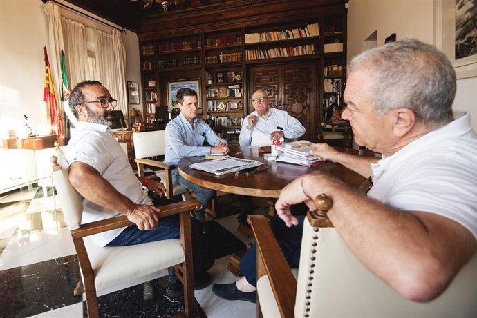 El presidente de la Diputación de Cáceres, Miguel Ángel Morales, se reúne con el coordinador de la Federación Nacional de Asociaciones y Municipios con Centrales Hidroeléctricas y Embalses, Francisco Gómez.