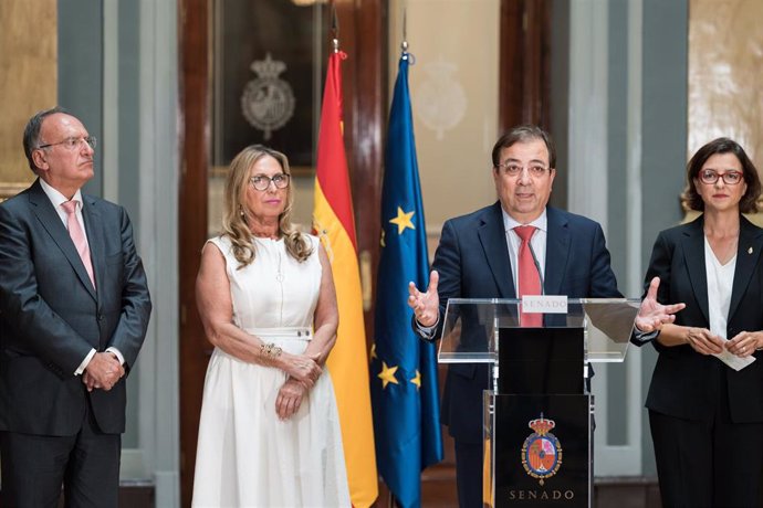 La portavoz del PSOE en el Senado, Eva Granados, interviene junto al  vicepresidente segundo de la cámara, Guillermo Fernández Vara (d); de la secretaria tercera, María de los Ángeles Luna (2d); y del secretario cuarto Francisco Manuel Fajardo (1i);tras