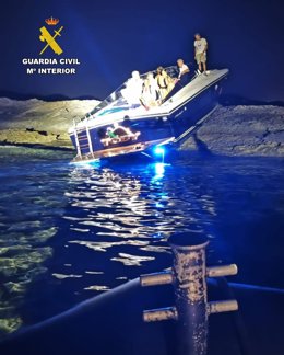 Embarcación embarrancada en un islote en Ibiza.