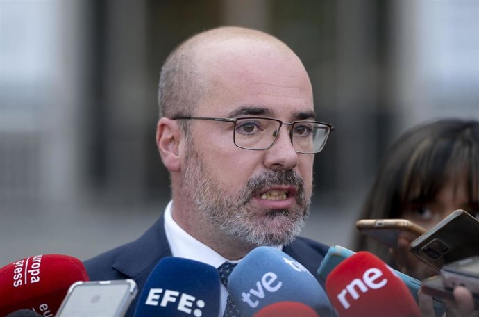 El delegado del Gobierno en Madrid, Francisco Martín, atiende a medios tras un minuto de silencio convocado por el Ayuntamiento de Madrid como muestra de repulsa y condena por el asesinato de una mujer, presuntamente por violencia de género en Moratalaz