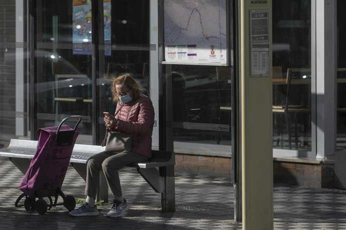 Archivo - Una mujer en la parada de un autobús.