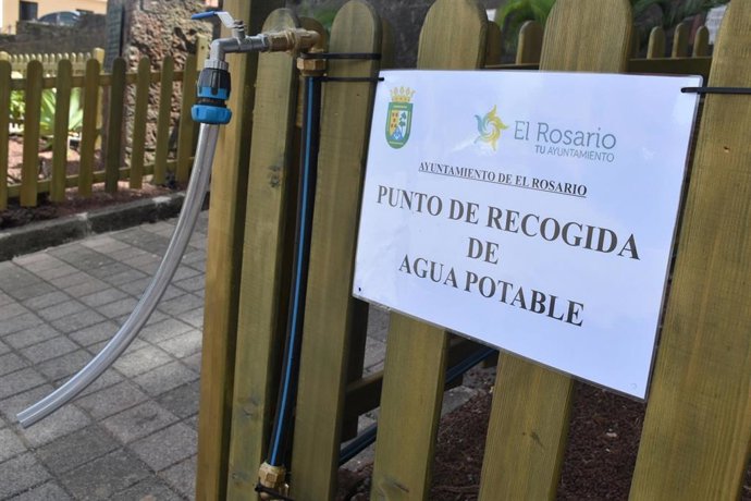 Punto de agua potable habilitado por el Ayuntamiento de El Rosario para hacer frente a las restricciones de agua provocadas por el incendio forestal