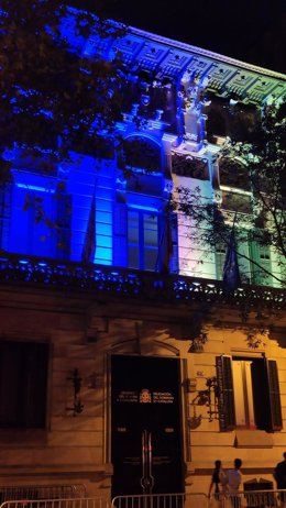 La sede de la Delegación del Gobierno en Catalunya ha proyectado los colores de la bandera ucraniana en su fachada con motivo de la celebración del 32 aniversario de la independencia del país