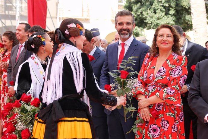 Los consejeros Ramón Fernández-Pacheco y Carmen Crespo, este jueves en los actos celebrados en Almería por 'Los Coloraos'.